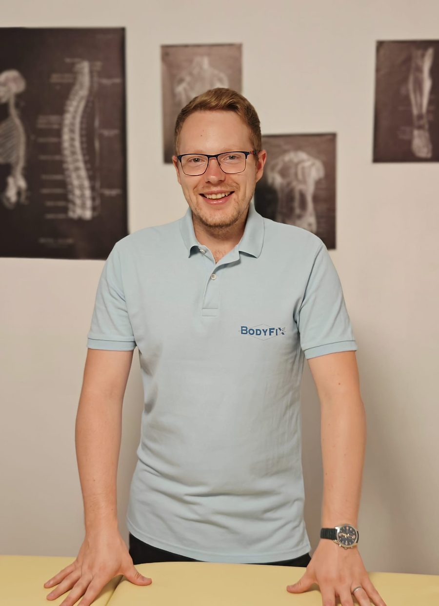 Leon Lepoglavec-Čiček u salonu Bodyfix, uz stol za masažu